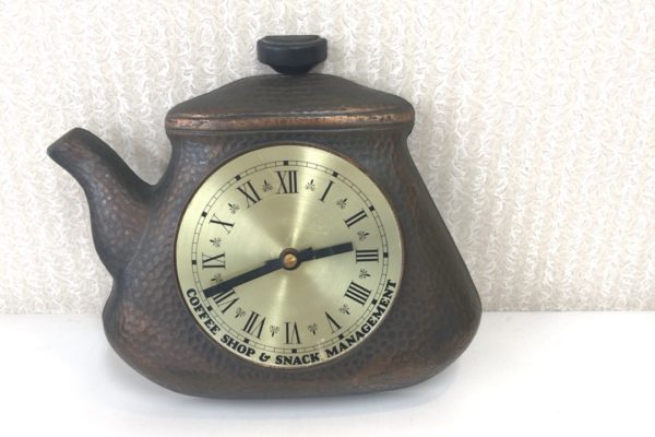 やかんの形をした掛時計の修理を承りました。