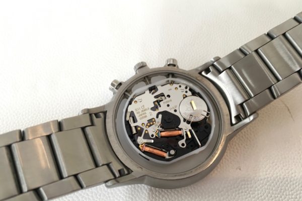 E・アルマーニの腕時計の電池交換 | メンテナンスオプト｜オプト 