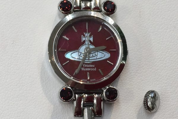 鳴沢村にお住まいのM様よりヴィヴィアン・ウエストウッドの腕時計の竜頭修理を承りました。