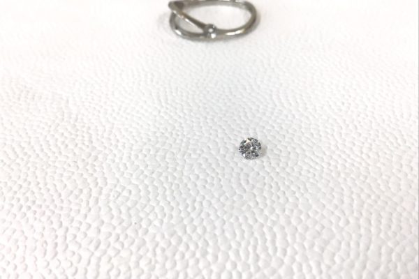 プラチナ製の指輪からダイヤモンドが外れてしまった。