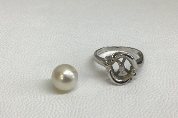 指輪から真珠が外れてしまった。