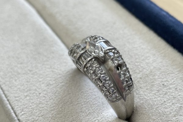 プラチナ製ダイヤモンドリングのサイドの小さいダイヤが外れて無くなってしまった。
