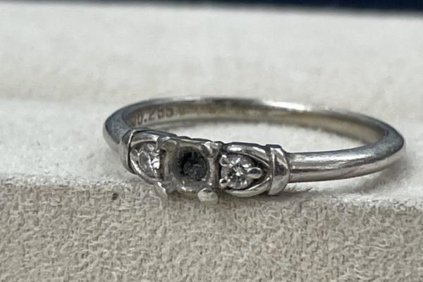 指輪からメインのダイヤモンドは外れてしまった。